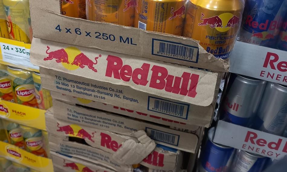 foto padělků energetických nápojů Red Bull v kartonech na provozovně
